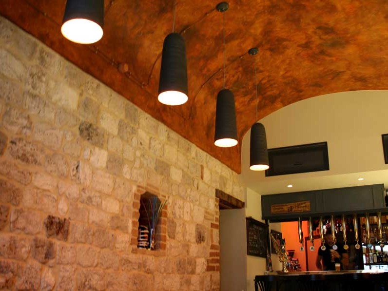 Ostium pub, locale giovane, raffinato, intimo ed alla moda in pieno centro in Ascoli Piceno.